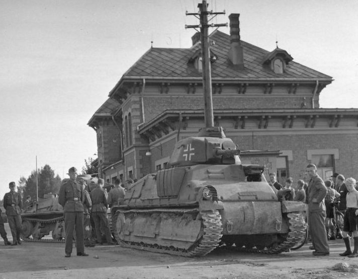 Французский трофейный танк Somua S35 на службе у Вермахта у здания вокзала в Лиллехаммере. 1942 г. 