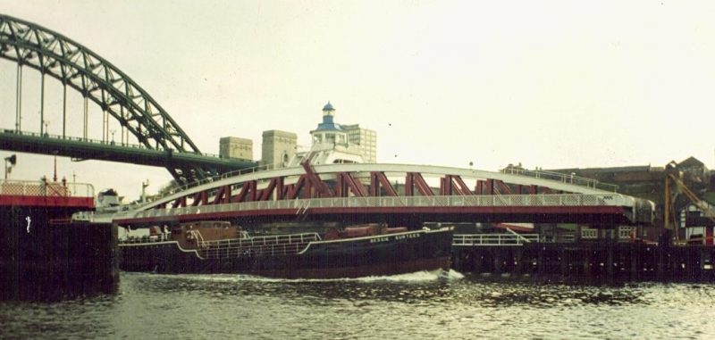 Поворотный мост через реку Тайн.
