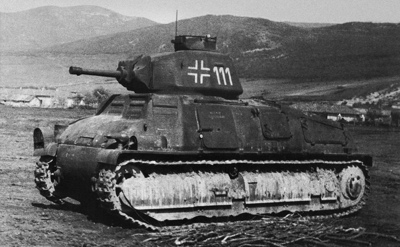 Трофейный французский танк S35 в Крыму. 1942 г. 