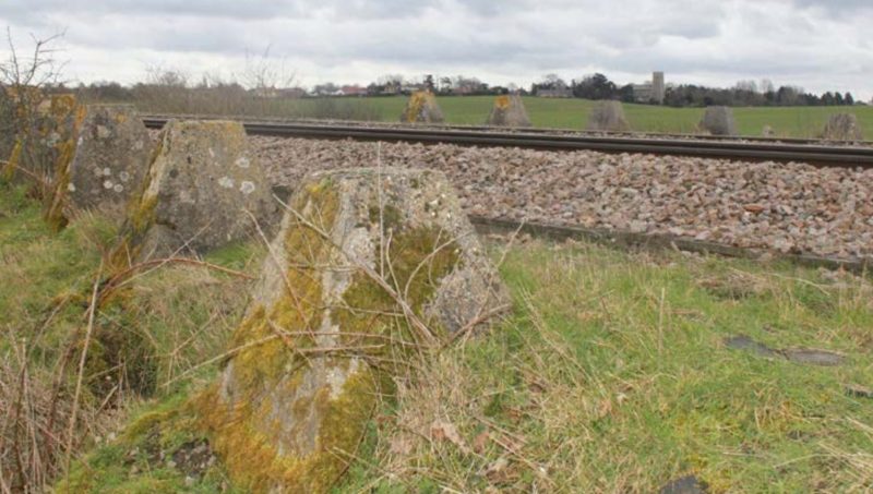 Противотанковые препятствия «Зубы дракона», прилегающие к железной дороге между Элмсвеллом и Нортоном.