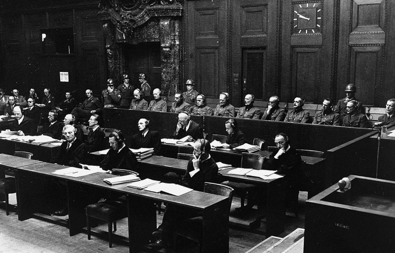 Подсудимые и их адвокаты на процессе над заложниками в Нюрнберге.