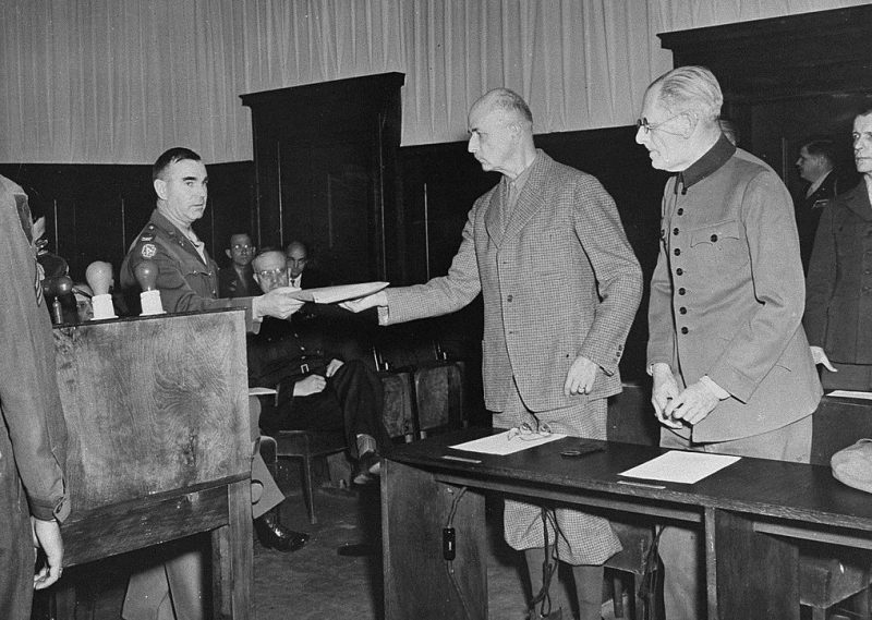 Вильгельму Листу вручают обвинительный акт по делу о заложниках в 1947 году.