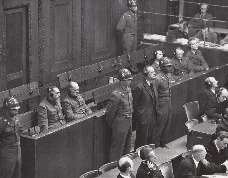 Генерал-лейтенант Эрнст фон Лейзер слушает приговор.