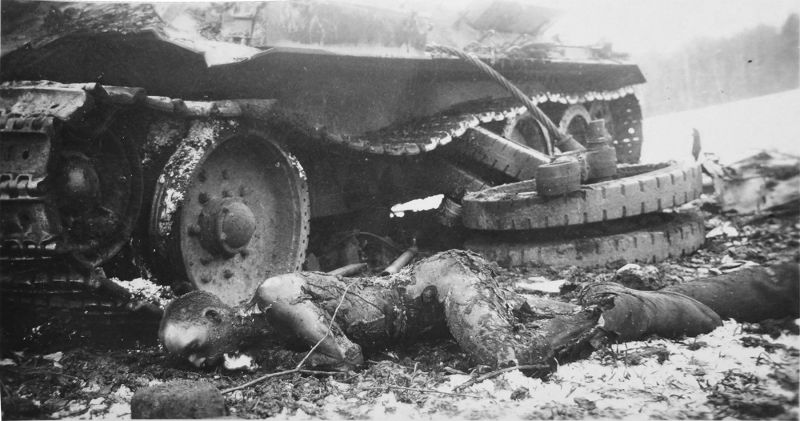 Погибший советский танкист рядом с уничтоженным танком Т-34 в районе Наро-Фоминска. Октябрь 1941 г. 