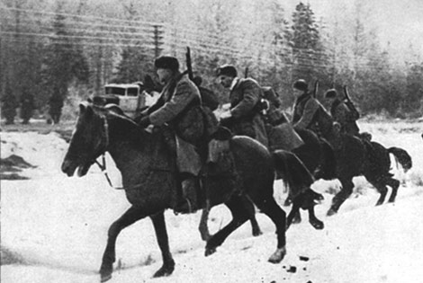 Наступающие советские войска в районе Наро-Фоминска. Декабрь 1941 г. 