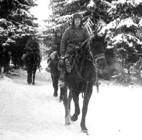 Наступающие советские войска в районе Наро-Фоминска. Декабрь 1941 г.