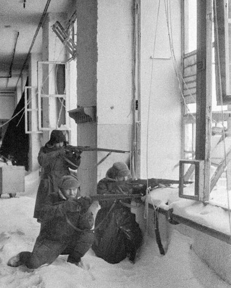 Партизаны ведут бой на территории Наро-Фоминской прядильной фабрики. Декабрь 1941 г.