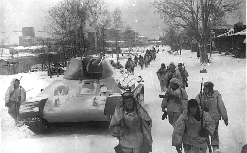 Советские танки в городе. Декабрь 1941 г.