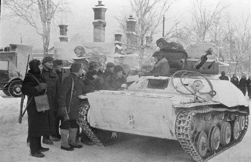 Партизаны Наро-Фоминска возле танкаТ-40. Декабрь 1941 г.