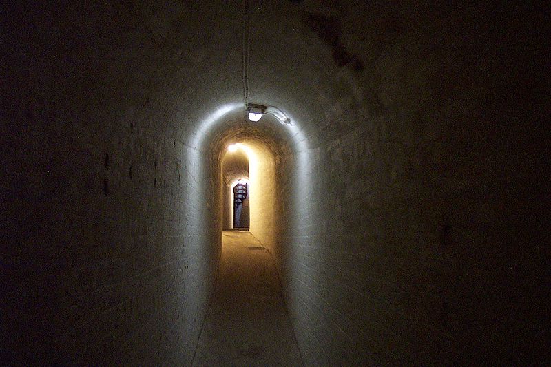 Туннель, ведущий к прожектору.