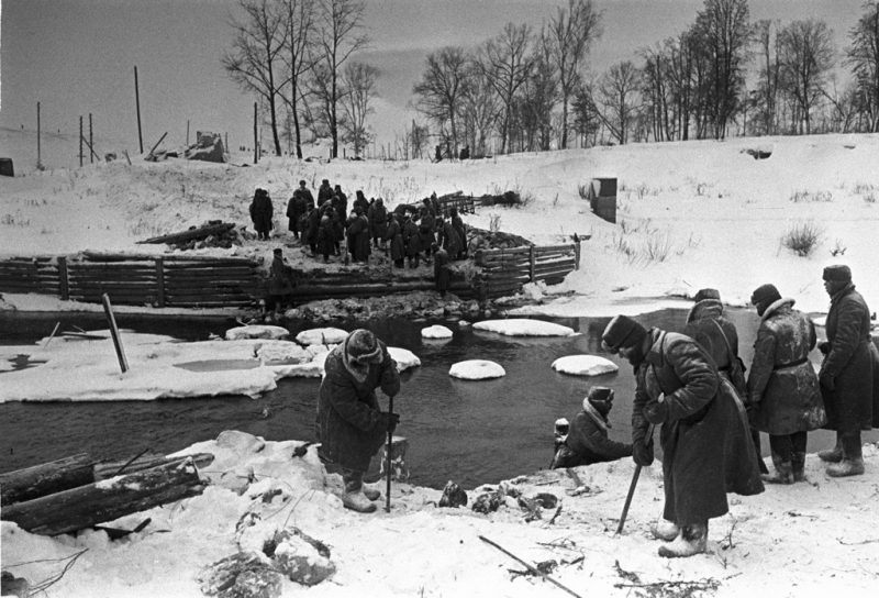 Сапёры готовятся к строительству моста после освобождения города. Декабрь 1941 г.