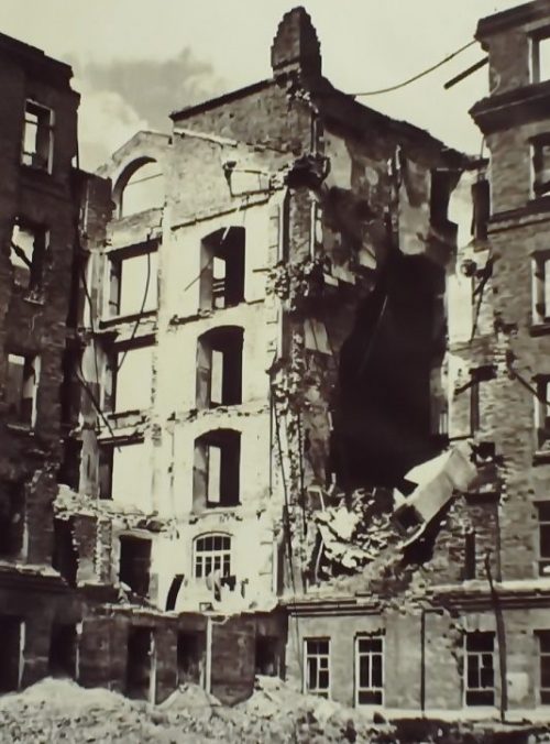 Разрушения в городе. Январь 1942 г.