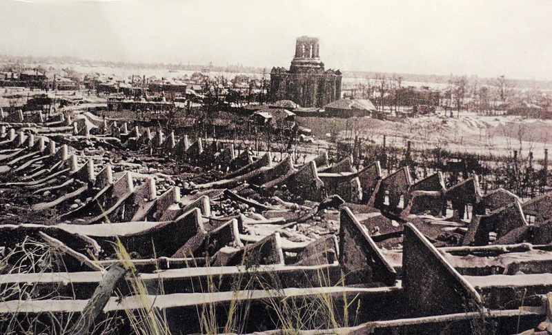 Противотанковые укрепления у города. Март 1942 г.