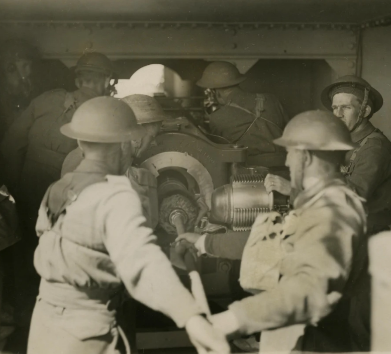 Расчет 6-дюймового орудия батареи. 1943 г. 