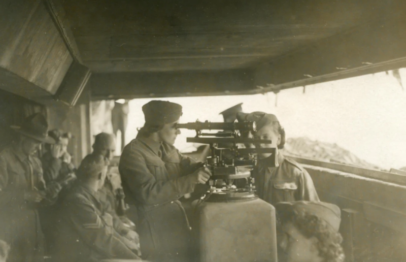 Дальномер на наблюдательном пункте батареи. 1943 г.