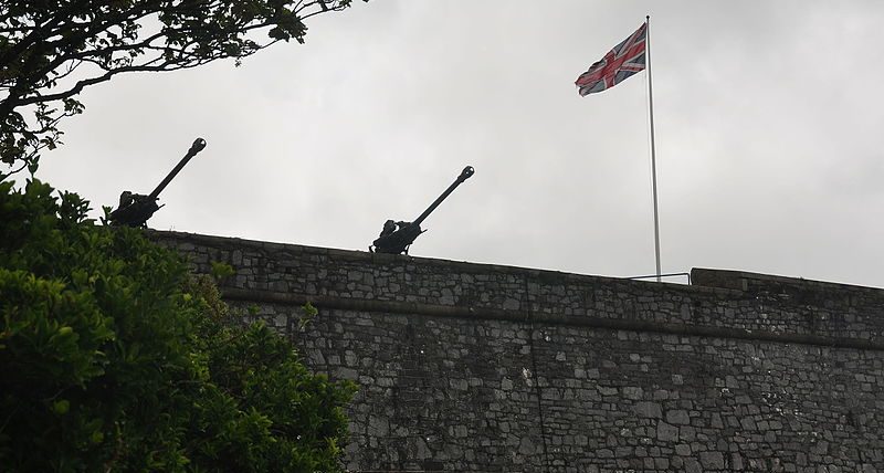 105-мм легкие орудия на стенах бастиона. 