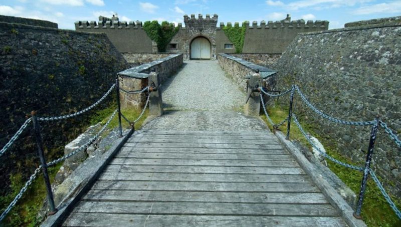 Главный вход и мост в форт.