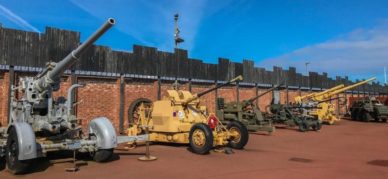 Выставка артиллерийских орудий.