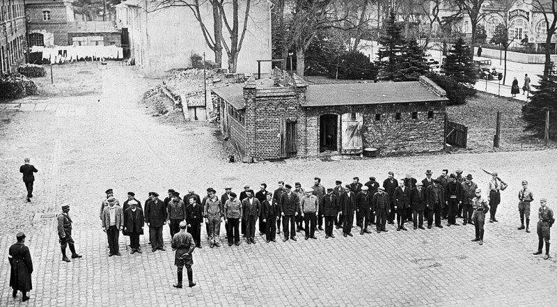 Заключенные во дворе концлагеря Ораниенбург. 1933 г.