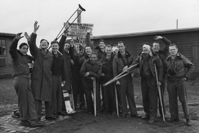 Освобожденные из плена британцы и американцы лагеря военнопленных Дюлаг-Люфт. Март 1945 г. 