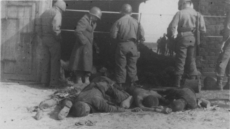 Американцы возле тел заживо сожженных узников концлагеря Гарделегена. Апрель 1945 г. 