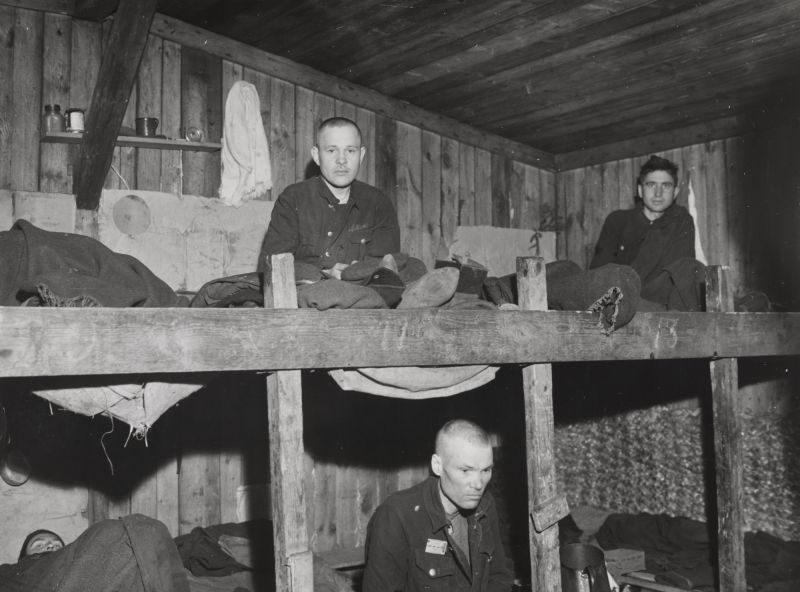 Освобожденные американскими войсками советские военнопленные в бараке лагеря Oflag VI. Апрель 1945 г.