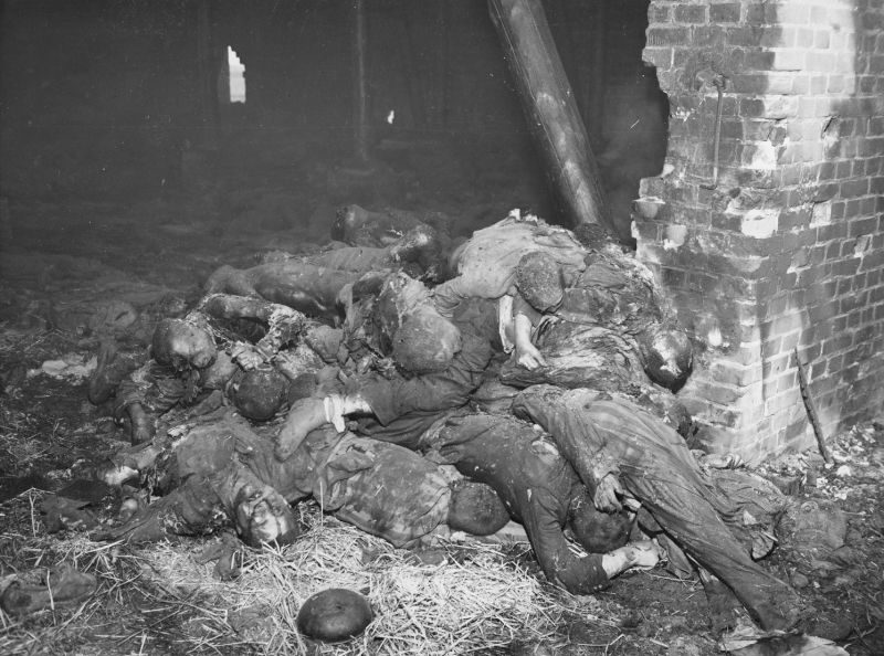Заживосгоревшие узники концлагеря Дора-Миттельбау незадолго до освобождения лагеря. Апрель 1945 г. 