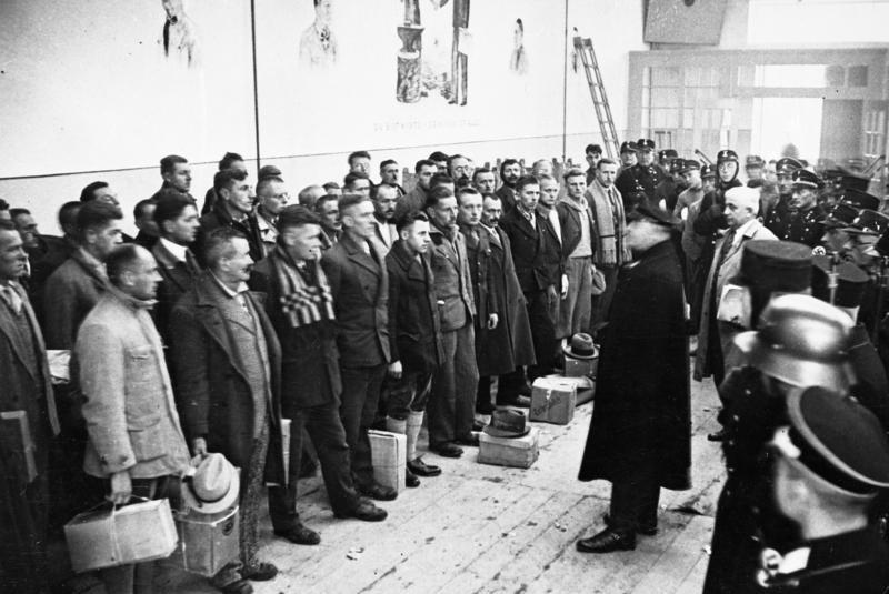 Комендант Теодор Эйке обращается к узникам Дахау, освобожденными на Рождество. 1933 г.