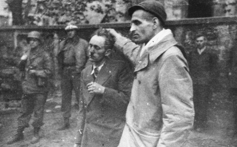 Освобожденный узник концлагеря Дора-Миттельбау поймал охранника СС. Апрель 1945 г. 