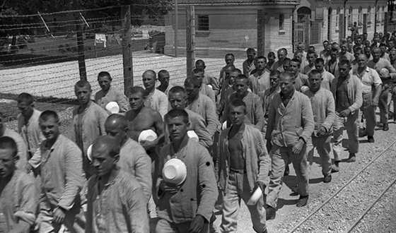 Заключенные Дахау идут на обед. 1935 г. 