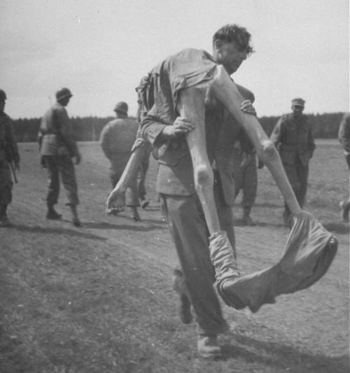 Американцы заставили немцев хоронить тела узников концлагеря Дора-Миттельбау. Апрель 1945 г.