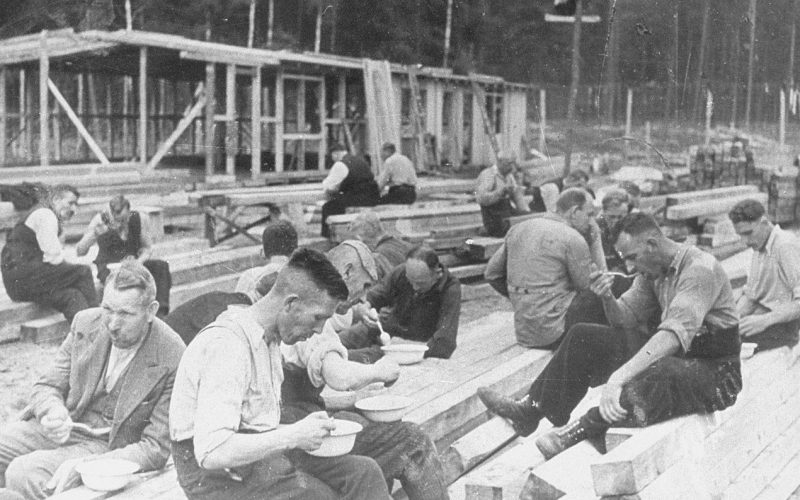 Заключенные Штутгофа едят во время перерыва в строительстве лагеря. Октябрь 1939 г.