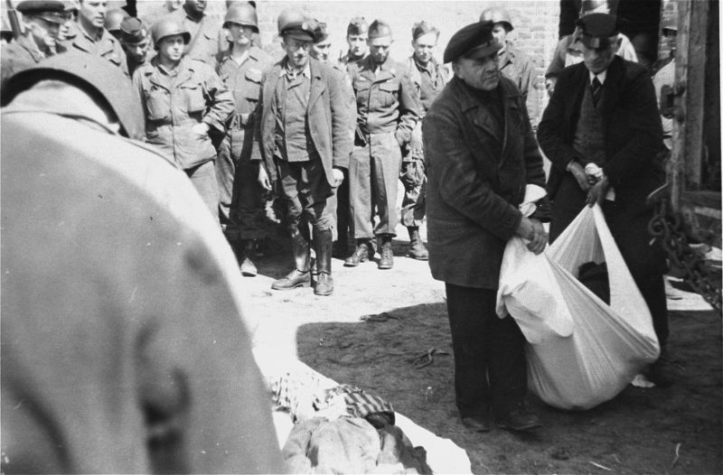 Американцы заставили немцев хоронить тела узников концлагеря Дора-Миттельбау. Апрель 1945 г. 
