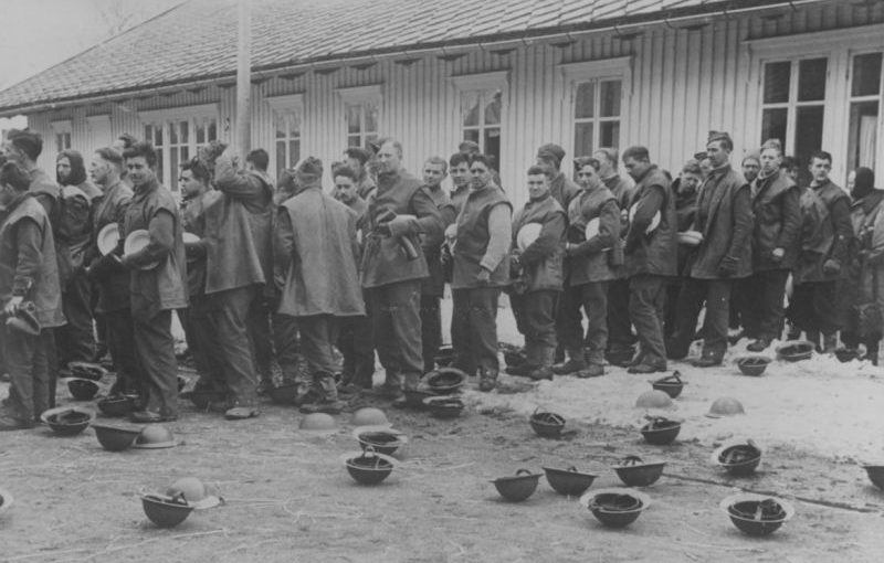 Британские пленные в очереди за обедом на сборном пункте в Тронхейме. Май 1940 г. 