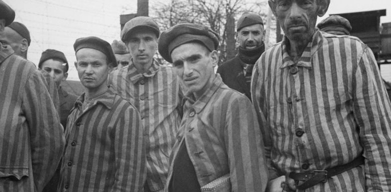 Узники концлагеря в Файингене-ан-дер-Энц после освобождения лагеря французами. Апрель 1945 г. 