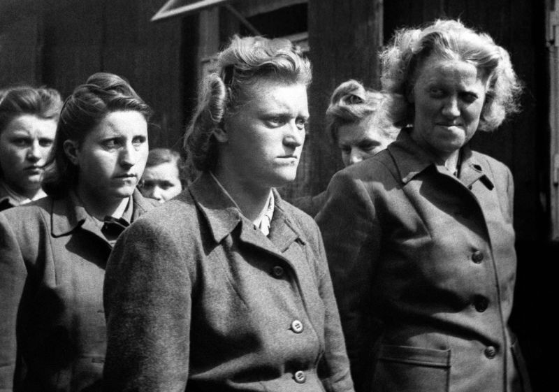 Арестованные союзниками охранницы концлагеря Берген-Бельзен. Апрель 1945 г. 