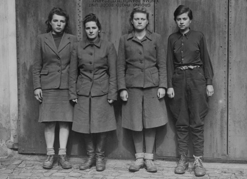 Бывшие охранницы концлагеря Берген-Бельзен. Апрель 1945 г. 