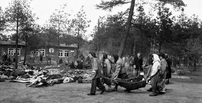 Узницы освобожденного концлагеря Берген-Бельзен переносят во двор из бараков умерших. Апрель 1945 г. 