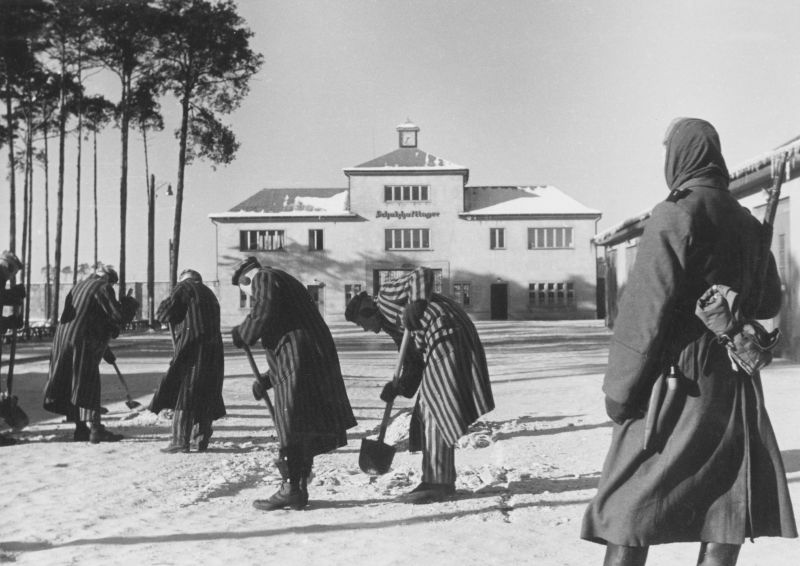 Заключенные концлагеря Заксенхаузен чистят от снега территорию лагеря. Февраль 1941 г. 