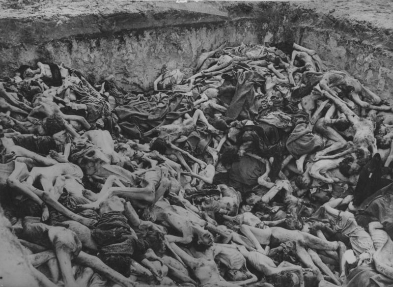 Ров с телами узников концлагеря Берген-Бельзен. Апрель 1945 г. 