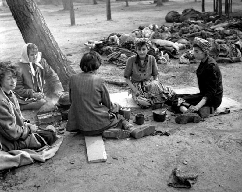 Узницы концлагеря Берген-Бельзен обедают у тел умерших. Апрель 1945 г. 
