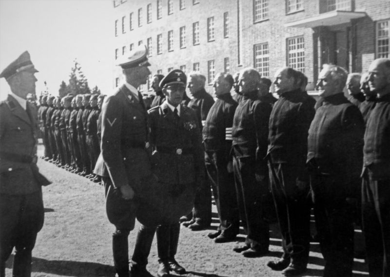 Начальник полиции безопасности Германии группенфюрер СС Рейнхард Гейдрих инспектирует концлагерь Грини в Норвегии. Сентябрь 1941 г. 