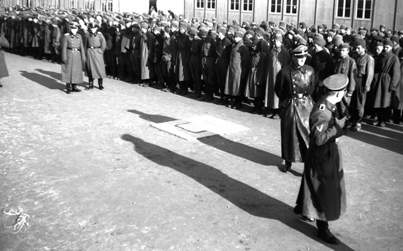 Советские военнопленные, прибывшие в концлагерь Маутхаузен. Октябрь 1941 г. 