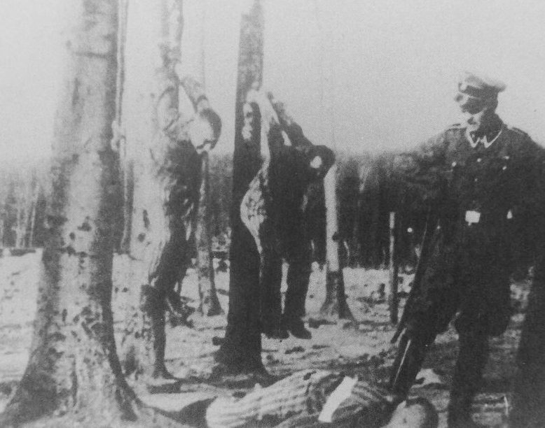 Эсэсовец издевается над узниками концлагеря Бухенвальд. 1941 г. 