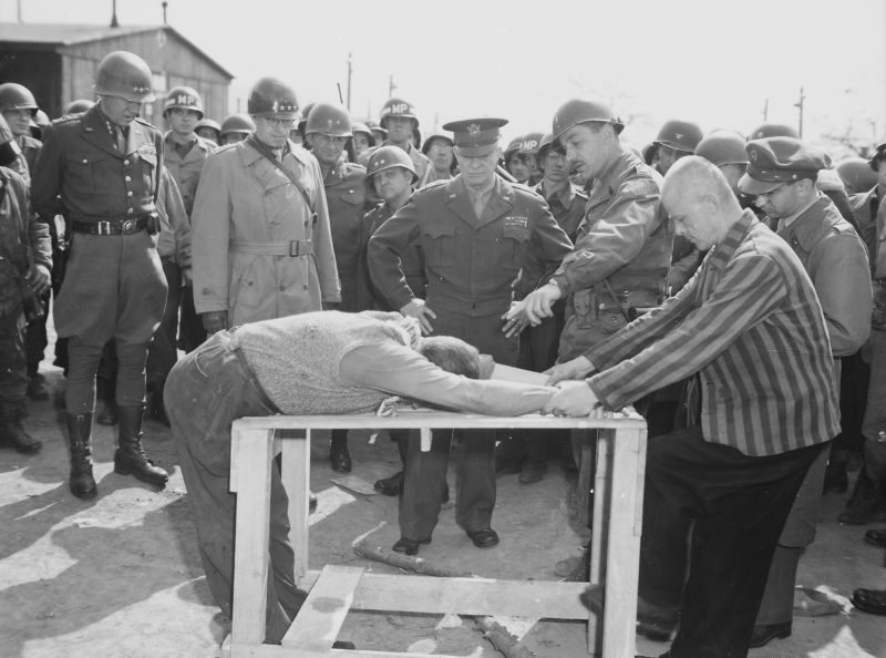Американские генералы Дуайт Эйзенхауэр, Омар Брэдли и Джордж Паттон наблюдают за демонстрацией одного из методов пыток в концентрационном лагере Ордруф. Апрель 1945 г. 