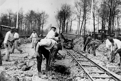 Заключенные концлагеря Бухенвальда на принудительных работах. 1941 г. 