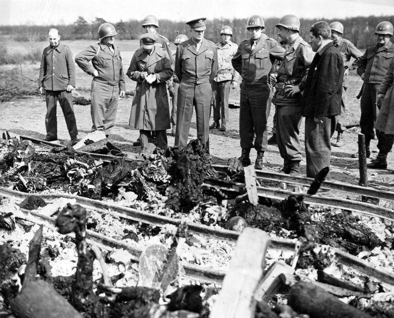 Американские генералы Джордж Паттон, Омар Брэдли и Дуайт Эйзенхауэр в концлагере Ордруф у сожженных тел узников. Апрель 1945 г.