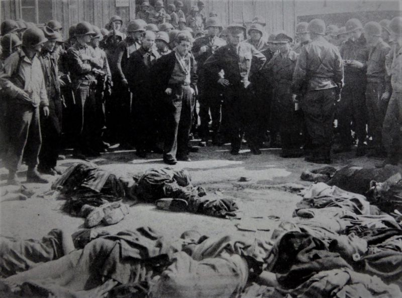 Командующий силами союзников в Европе генерал Дуайт Эйзенхауэр у тел узников концлагеря Ордруф. Апрель 1945 г. 