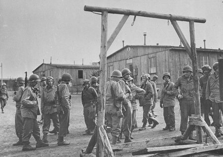 Американские солдаты осматривают виселицу в концлагере Ордруф. Апрель 1945 г. 
