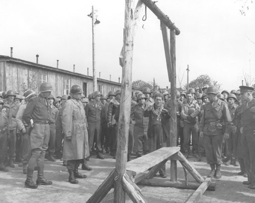 Американские солдаты осматривают виселицу в концлагере Ордруф. Апрель 1945 г. 